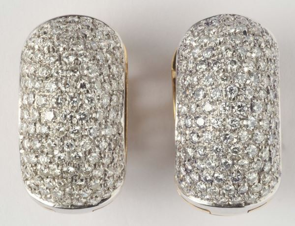 A pair of diamonds pavé earrings