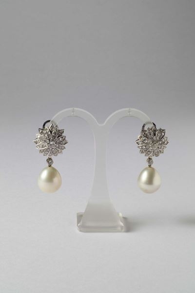 Orecchini con Perle Coltivate e Diamanti sul Top