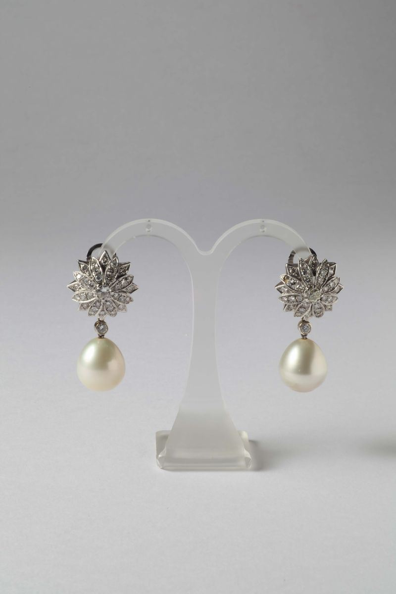 A pair of cultured pearls and diamonds earrings  - Auction Silver, Watches, Antique and Contemporary Jewelry - Cambi Casa d'Aste