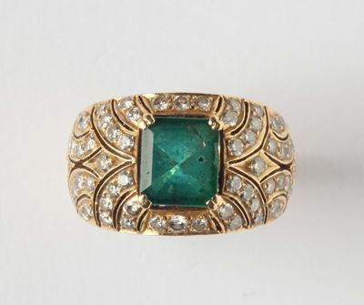 Anello con Smeraldo e Diamanti a Contorno