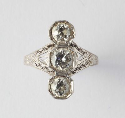 Anello con Tre Diamanti di Vecchio Taglio