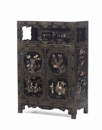 Mobiletto in Legno Laccato Decorato con Figure ed Inserti in Pietra Dura, Cina, Dinastia Qing, Fi...