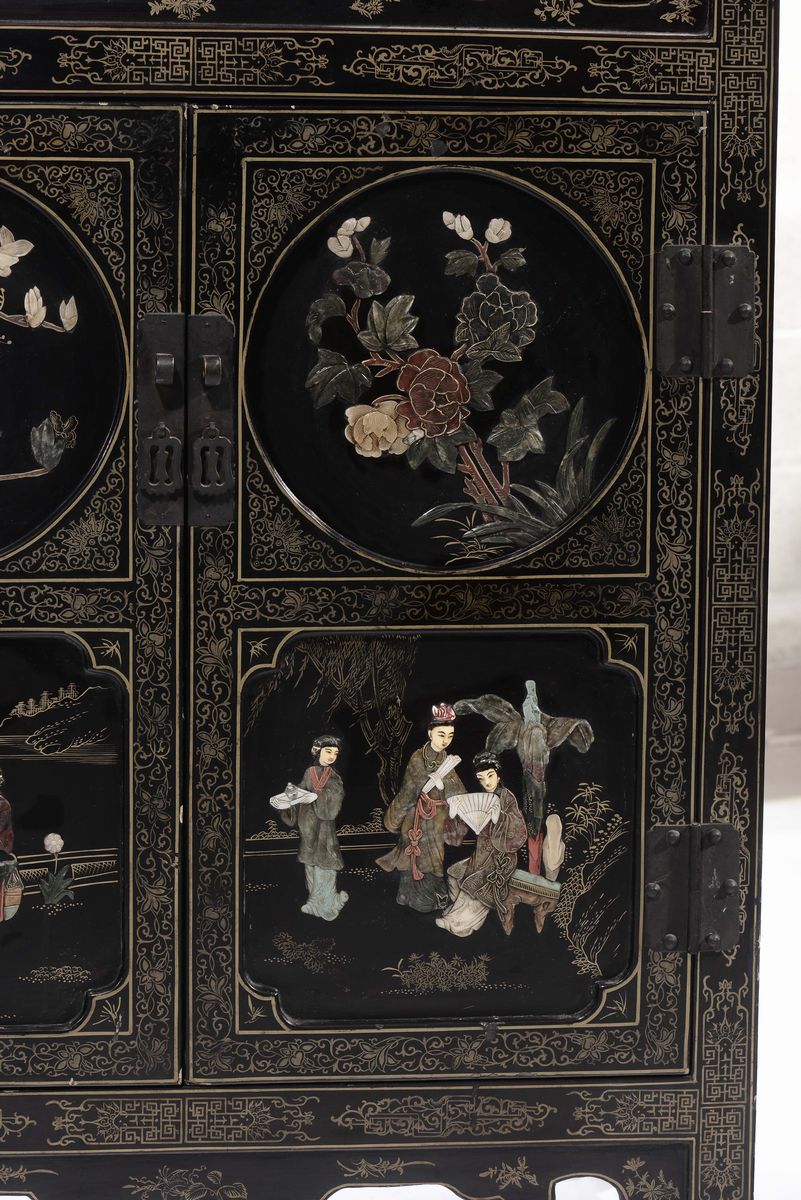 Mobiletto in Legno Laccato Decorato con Figure ed Inserti in Pietra Dura, Cina, Dinastia Qing, Fi...