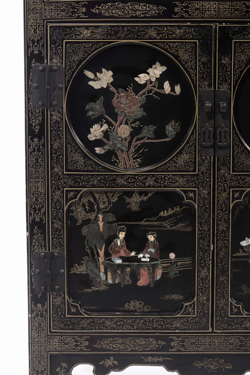Mobiletto in Legno Laccato Decorato con Figure ed Inserti in Pietra Dura, Cina, Dinastia Qing, Fi...