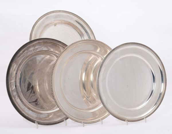 Quattro piatti circolari in argento