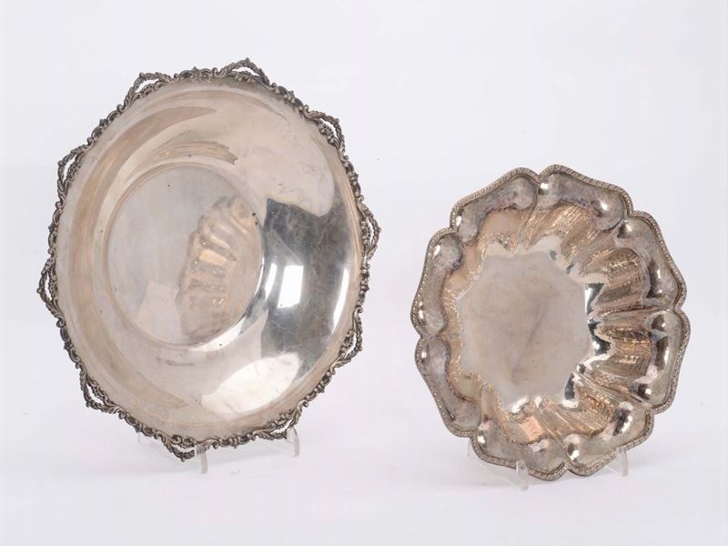 Due alzatine diverse in argento  - Asta Argenti e Gioielli - Cambi Casa d'Aste