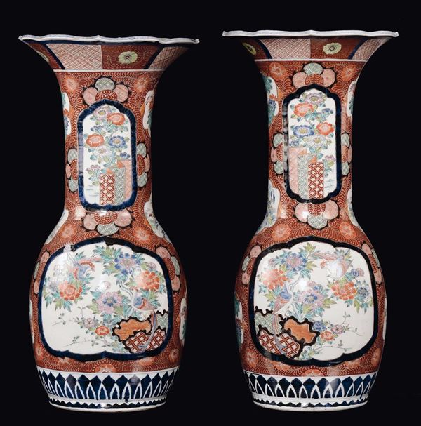 Coppia di grandi vasi in porcellana, Giappone XX secolo