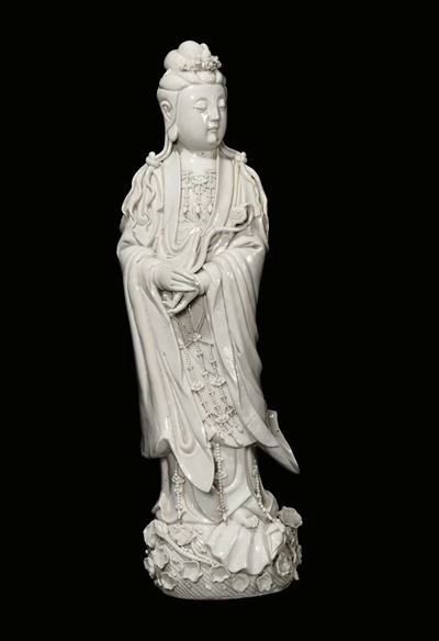 Grande Figura di Guanyin in Porcellana Blanc De Chine, Dehua, Cina, Dinastia Qing, Fine XVIII Sec...