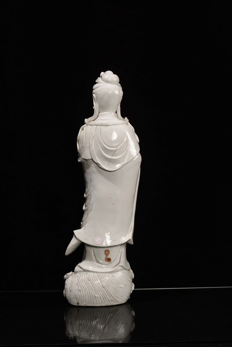 Grande Figura di Guanyin in Porcellana Blanc De Chine, Dehua, Cina, Dinastia Qing, Fine XVIII Sec...