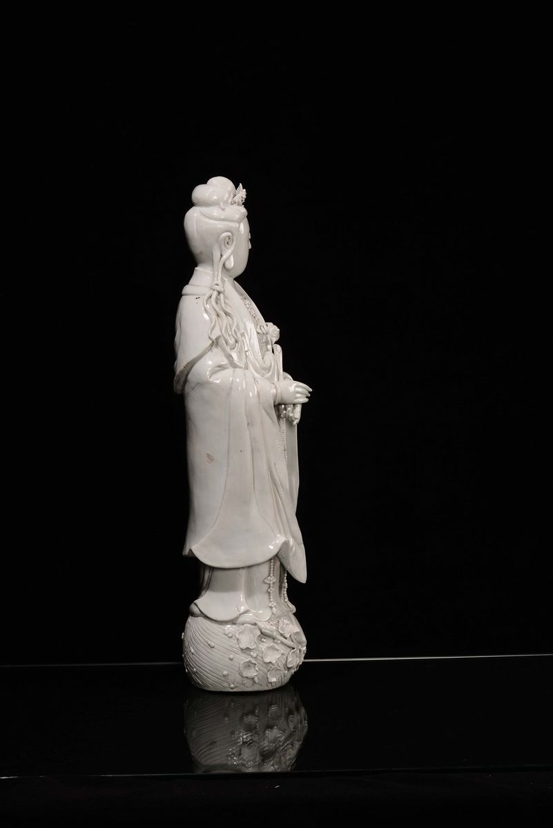 Grande Figura di Guanyin in Porcellana Blanc De Chine, Dehua, Cina, Dinastia Qing, Fine XVIII Sec...