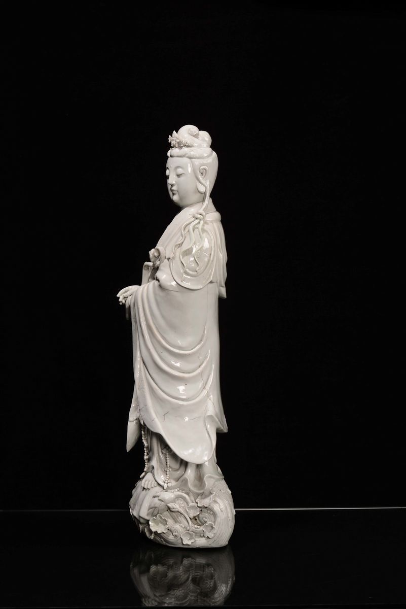 Grande Figura di Guanyin in Porcellana Blanc De Chine, Dehua, Cina, Dinastia Qing, Fine XVIII Sec...
