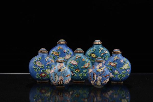 Sette snuff bottle in smalto con fondo celeste, Cina XIX secolo