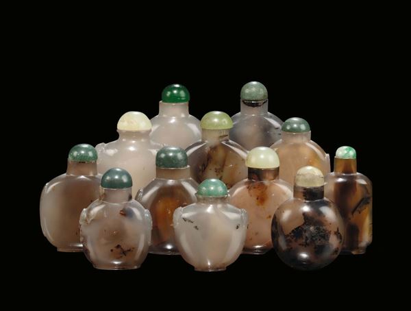 Dodici snuff bottle in agata, Cina, Dinastia Qing, XIX secolo