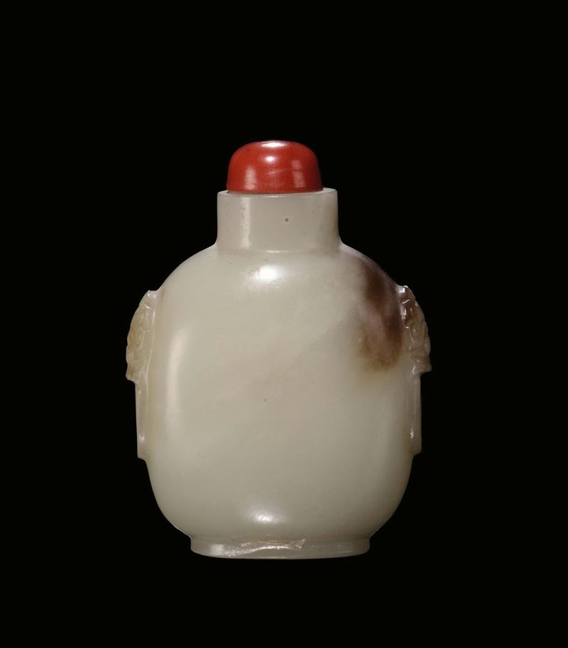 Snuff bottle in giada bianco celadon e russet, Cina, Dinastia Qing, XIX secolo  - Asta Fine Chinese Works of Art - II - Cambi Casa d'Aste