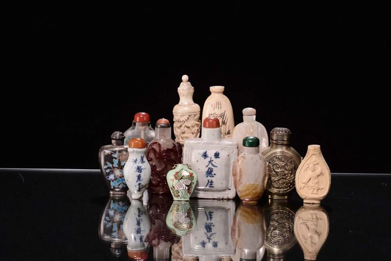 Dodici snuff bottle diverse  - Asta Chinese Works of Art - Cambi Casa d'Aste