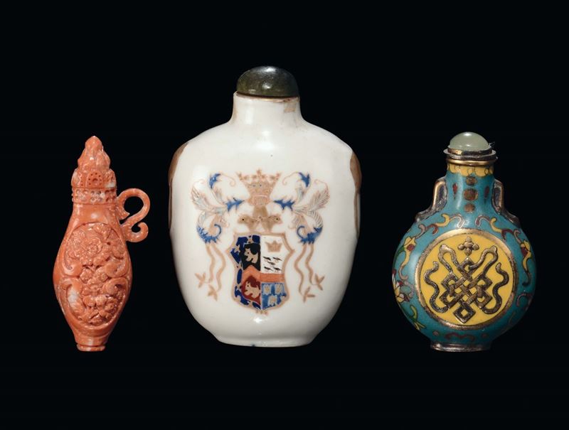 Tre snuff bottle, in porcellana, corallo e cloisonne, Cina, Dinastia Qing, XIX secolo  - Asta Fine Chinese Works of Art - II - Cambi Casa d'Aste