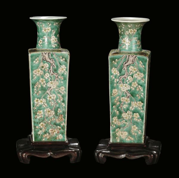Coppia di vasi in porcellana policroma su fondo verde con decoro a rilievi floreale, Cina, Dinastia Qing,  XIX secolo