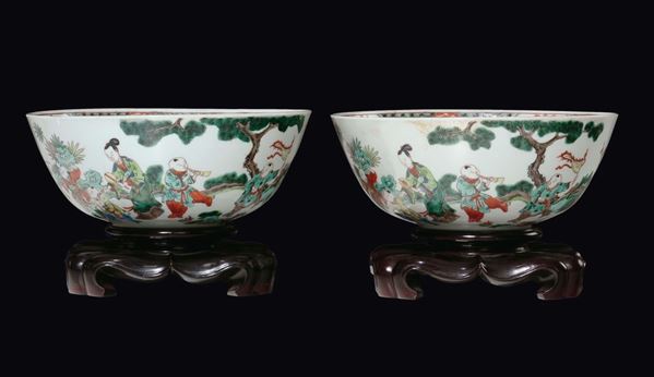 A pair of Famille-Verte bowls with common life scenes, China, Qing Dynasty, 19th century