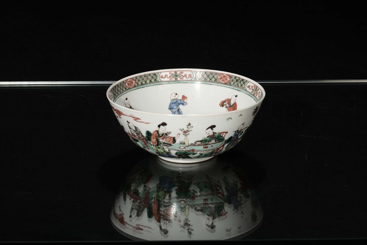 Coppia di Ciotole in Porcellana Policroma Decorate con Figure, Cina, Dinastia Qing, XIX Secolo