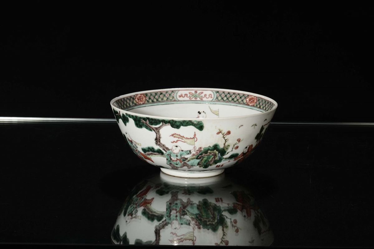 Coppia di Ciotole in Porcellana Policroma Decorate con Figure, Cina, Dinastia Qing, XIX Secolo