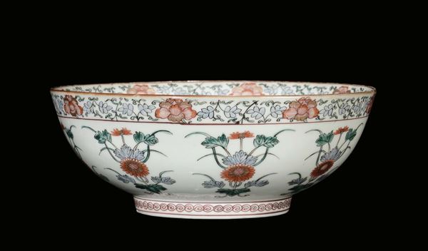 A polychrome kakiemon porcelain bowl with floral decoration, Japan, 19th century