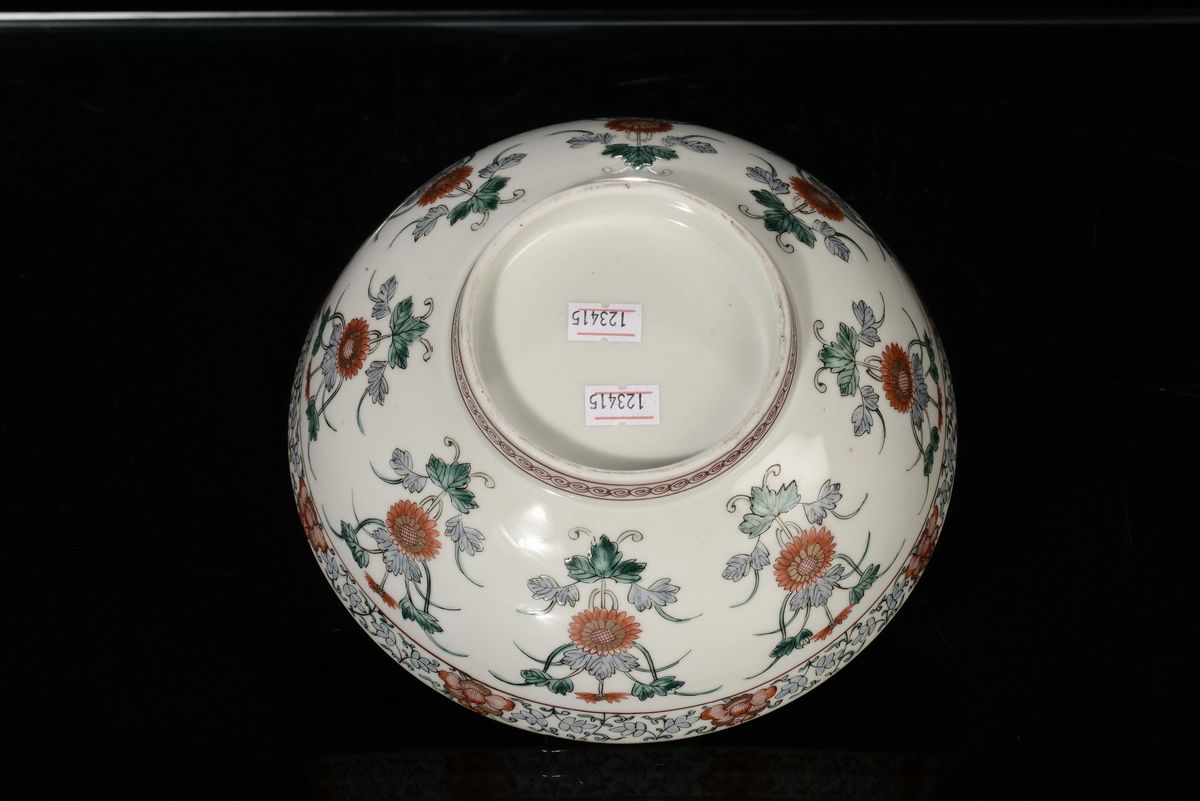 Ciotola in Porcellana Policroma Kakiemon con Decoro Floreale, Giappone, XIX Secolo