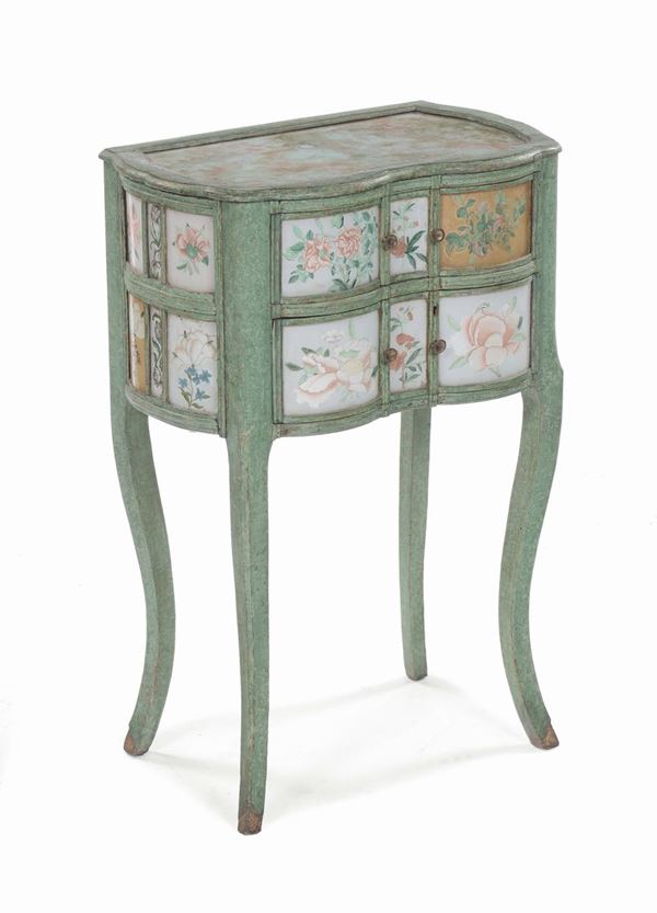 Comodino Luigi XV laccato a fondo verde, Piemonte XVIII secolo