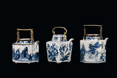 Lotto di Tre Teiere Diverse in Porcellana Bianca e Blu, Cina, Dinastia Qing, XIX Secolo