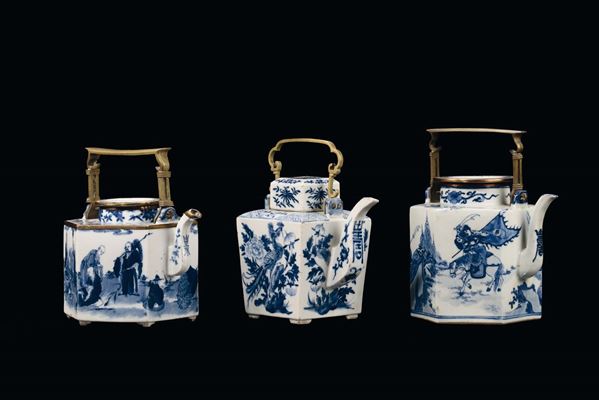 Lotto di tre teiere diverse in porcellana bianca e blu, Cina, Dinastia Qing, XIX secolo