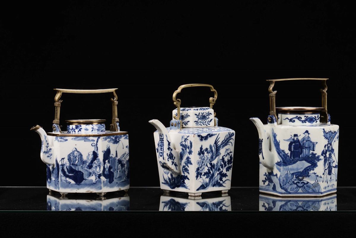 Lotto di Tre Teiere Diverse in Porcellana Bianca e Blu, Cina, Dinastia Qing, XIX Secolo