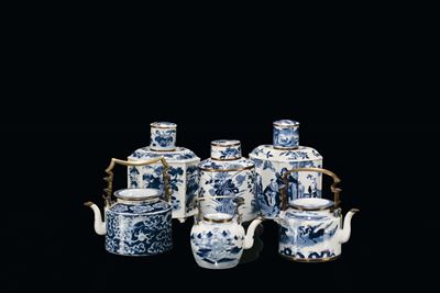 Lotto di Tre Porta Te e Tre Teiere in Porcellana Bianca e Blu, Cina, Dinastia Qing, XIX Secolo