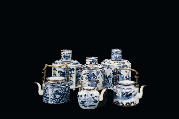 Lotto di tre porta te e tre teiere in porcellana bianca e blu, Cina, Dinastia Qing, XIX secolo