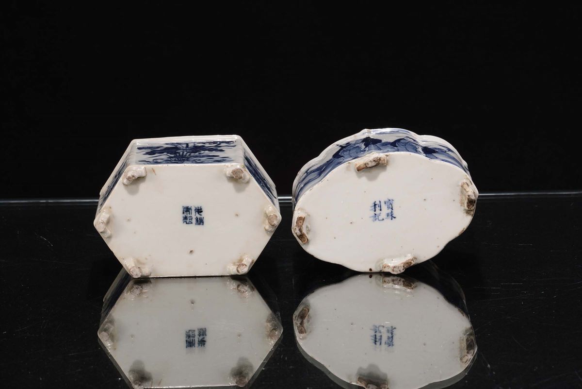 Lotto di Tre Porta Te e Tre Teiere in Porcellana Bianca e Blu, Cina, Dinastia Qing, XIX Secolo