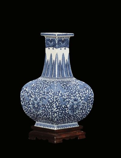 Vaso in Porcellana Bianco e Blu con Decoro Floreale, Cina, Dinastia Qing, XIX Secolo