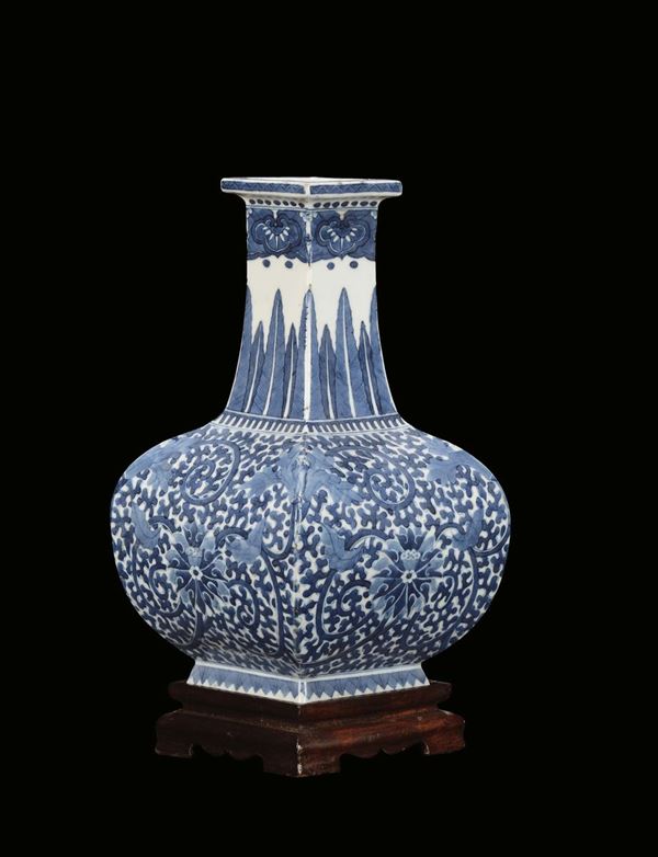 Vaso in porcellana bianco e blu con decoro floreale, Cina, Dinastia Qing, XIX secolo
