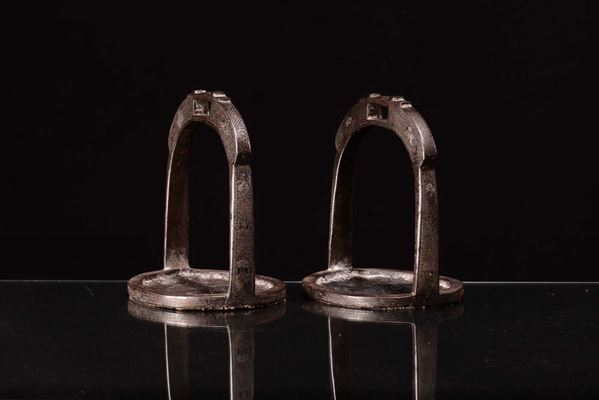 Coppia di staffe in ferro niellate in argento, Cina, XIX secolo