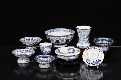 Lotto Composto da Cachepot, Cinque Alzatine, una Tazzina e una Alzatina con Vaso