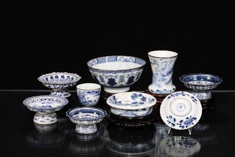Lotto composto da cachepot, cinque alzatine, una tazzina e una alzatina con vaso  - Asta Chinese Works of Art - Cambi Casa d'Aste
