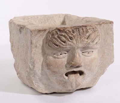 Vaschetta in Marmo con Fronte Scolpito a Mascherone, Italia Centrale XVII Secolo
