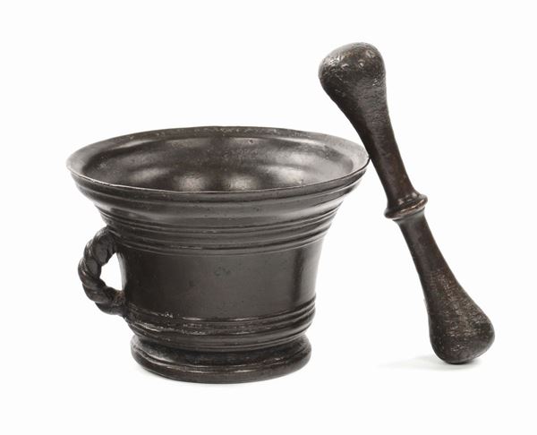 Mortaio in bronzo con pestello, XVIII secolo