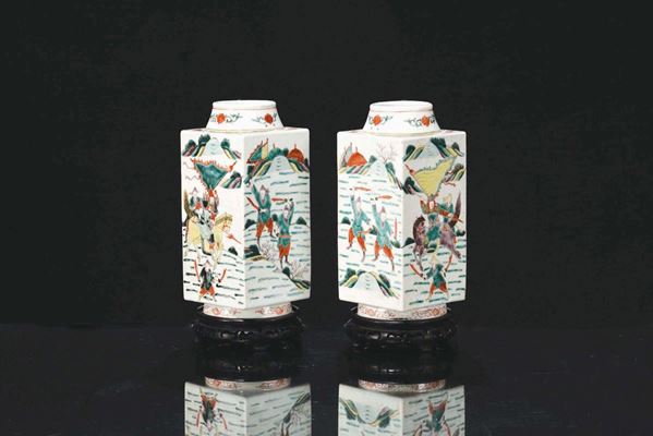 Coppia di vasi in porcellana Famiglia Verde a sezione quadrata raffiguranti scene di battaglia, Cina, Dinastia Qing, XIX secolo