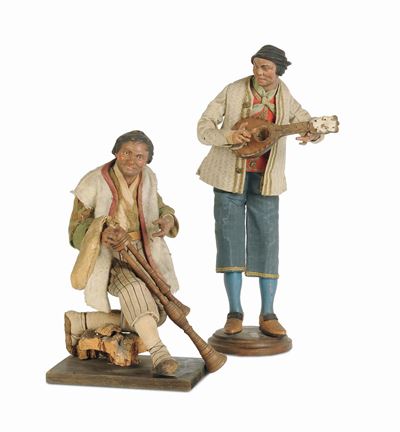 Scultura da Presepe Raffigurante Contadino con Cappello e Mandolino e Pastore con Zampogna Genufl...