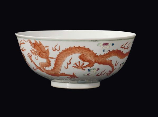 Ciotola in porcellana policroma con draghi, Cina Dinastia Qing, marca e del periodo Guangxu (1871-1908)