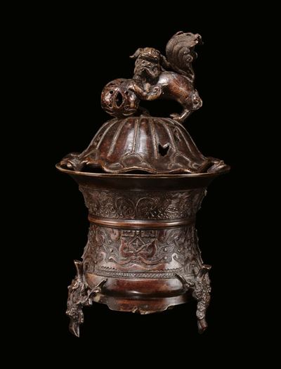 Incensiere in Bronzo con Coperchio Sormonatato da Cene di Pho con Palla, Cina, Dinastia Qing, Per...