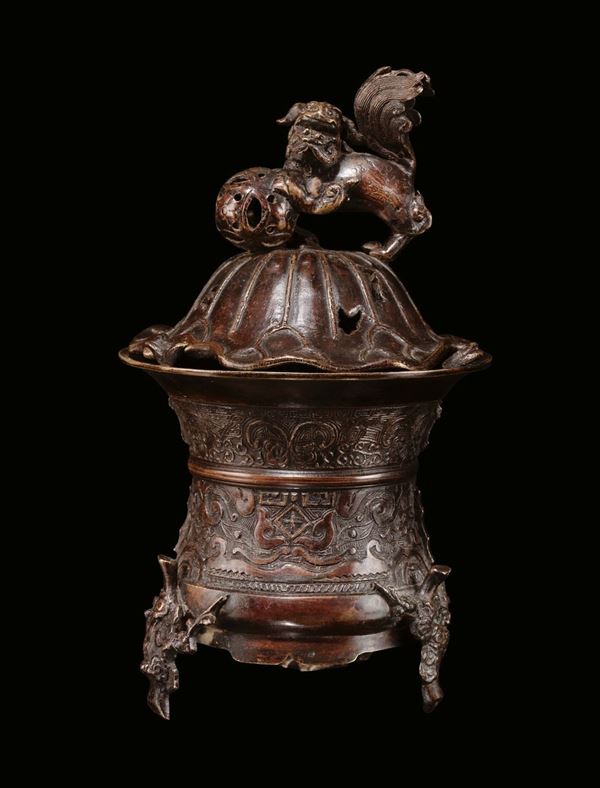 Incensiere in bronzo con coperchio sormonatato da cene di Pho con palla, Cina, Dinastia Qing, Periodo Qianlong (1736-1795)