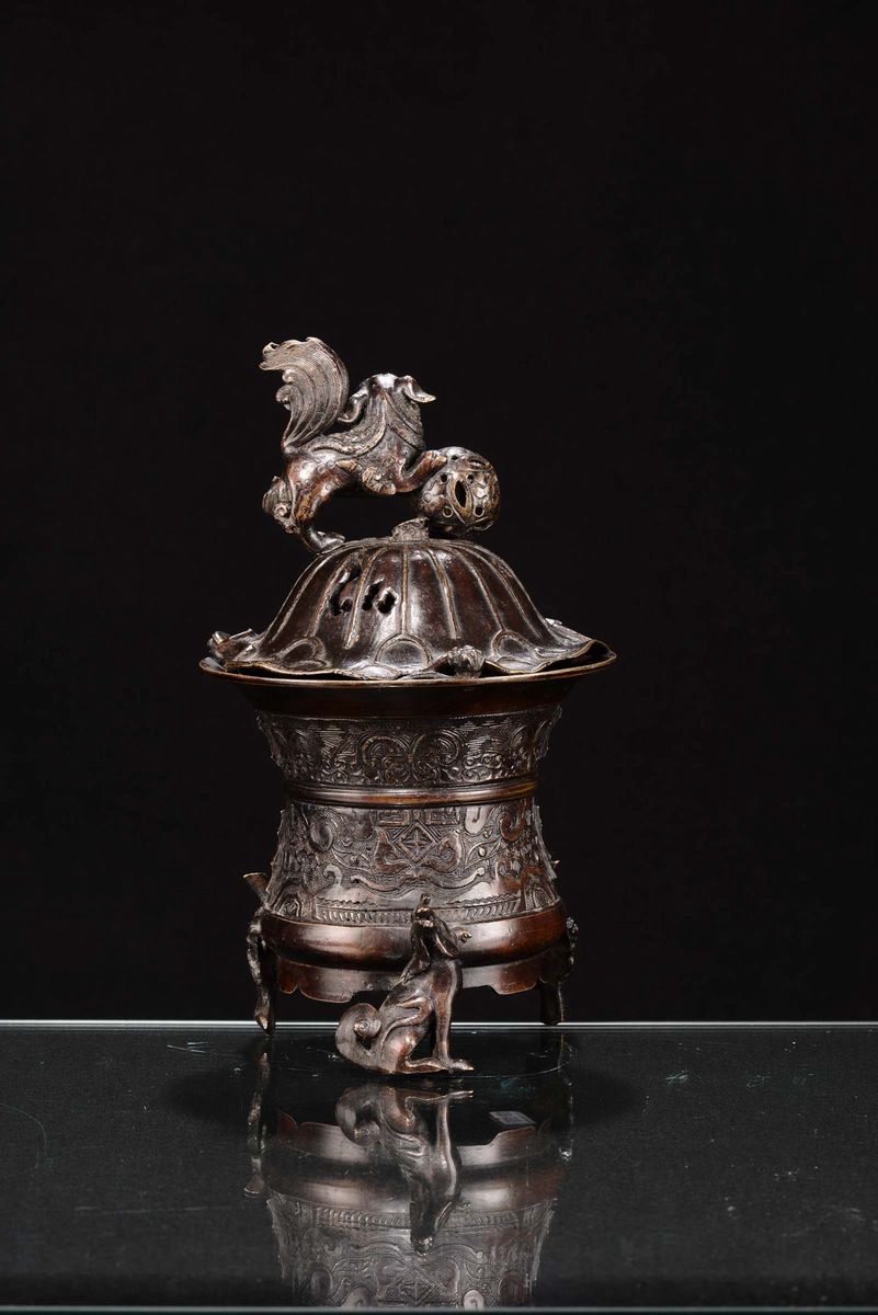 Incensiere in Bronzo con Coperchio Sormonatato da Cene di Pho con Palla, Cina, Dinastia Qing, Per...