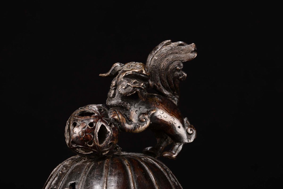 Incensiere in Bronzo con Coperchio Sormonatato da Cene di Pho con Palla, Cina, Dinastia Qing, Per...