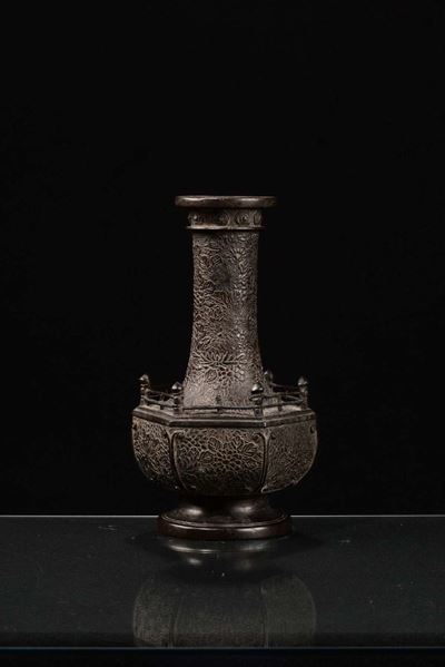 Vaso a Bottiglia in Bronzo con Decoro Floreale, Cina, Dinastia Qing, XIX Secolo
