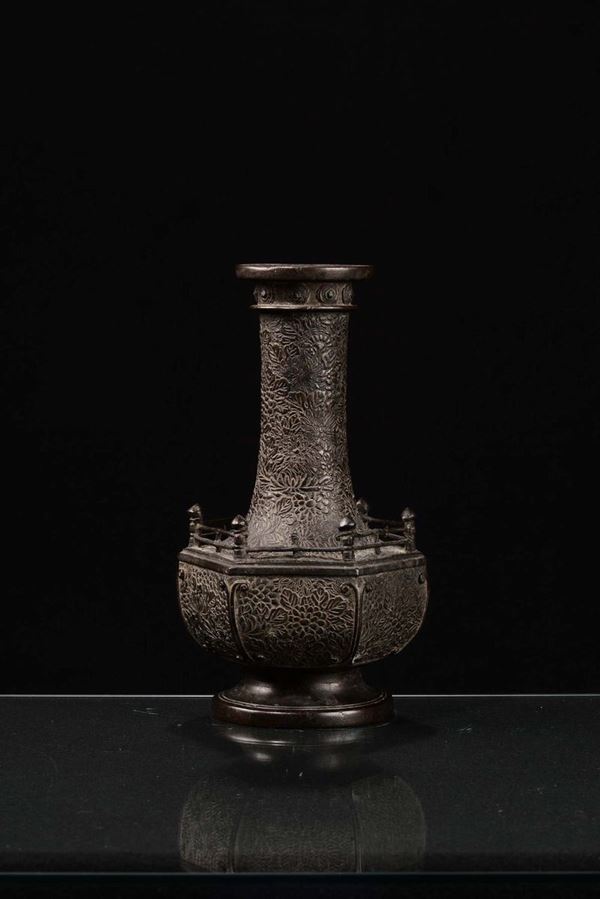 Vaso a bottiglia in bronzo con decoro floreale, Cina, Dinastia Qing, XIX secolo
