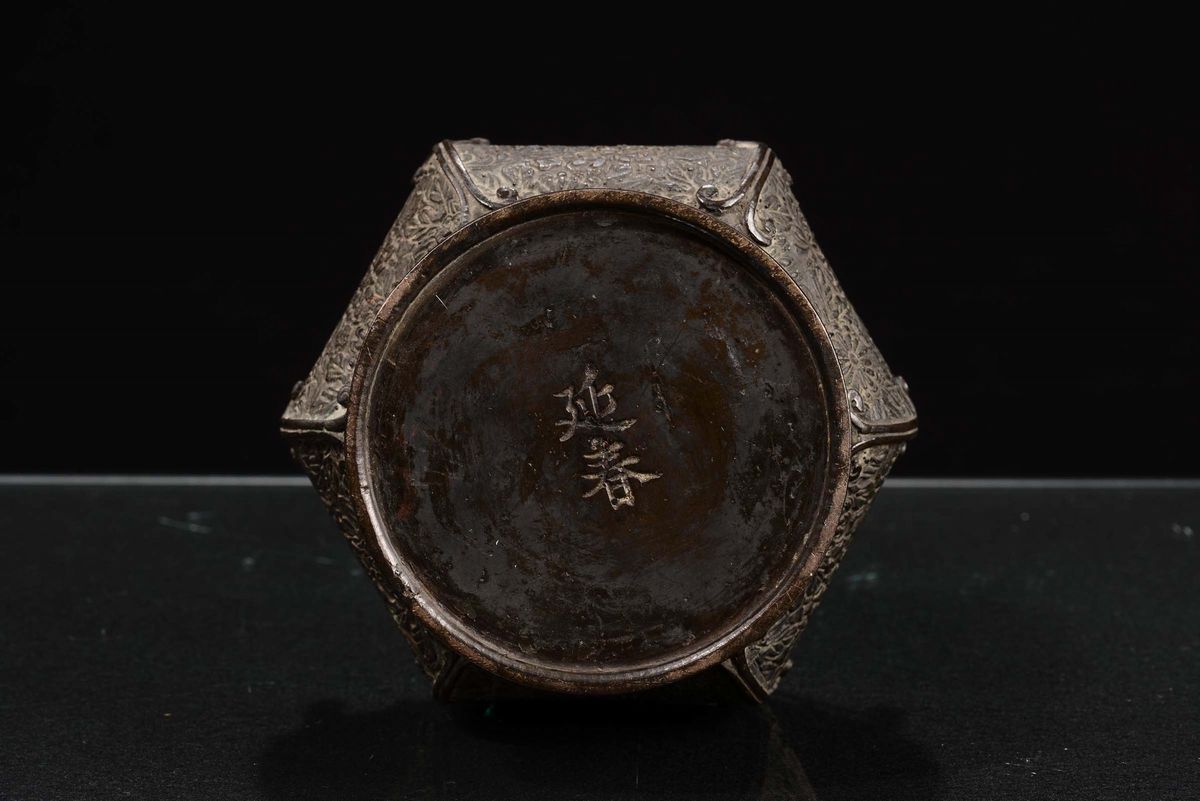 Vaso a Bottiglia in Bronzo con Decoro Floreale, Cina, Dinastia Qing, XIX Secolo